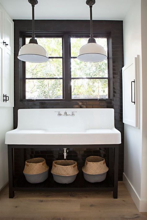 These Farmhouse Bathroom Sink Ideas Will Make You Long for a Country Estate #farmhouse #bathroom #design @AlmostHomeFL #CapeCoral… Farmhouse Bathroom Lighting, Backsplash Trends, Farmhouse Bathroom Sink, Large Farmhouse, Interior Design Minimalist, Trough Sink, Rustic Window, Industrial Bathroom, Modern Farmhouse Bathroom