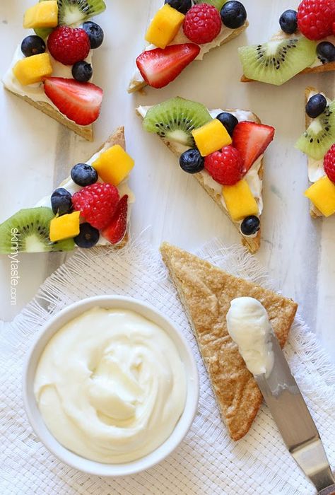 Fruit Pizzas White Chocolate Cookie Bars, Fruit Pizza Bar, Fruit Pizzas, Healthy Fruit Pizza, Mini Snacks, Rainbow Desserts, Fruit Pizza Sugar Cookie, Fruit Pizza Recipe, Eating Better