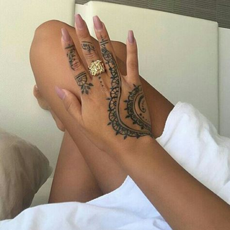 Back Henna Tattoos, Forearm Sleeve Tattoo Women Unique, Arabic Hand Tattoo, Henna Tattoo Designs Sleeve, Henna Tattoo Designs Black Women, Hand Tattoos Henna, Beachy Henna, Nail Wallpaper, Tattoo Main