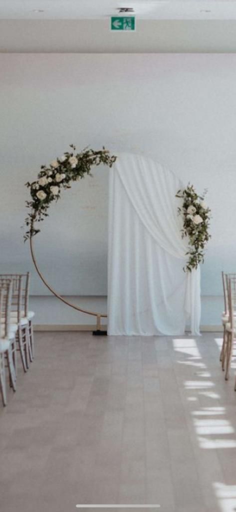 Minimalistic Wedding Alter, Wedding Arch Hoop Ideas, Wedding Alter Hoop, Round Arch Backdrop Wedding, Ring Backdrop Decor, Decorating Circle Wedding Arch, Round Arch Draping, Simple Wedding Backdrop Outdoor, Hoola Hoop Wedding Decoration