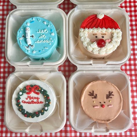 Moribakes Bento cakes, lunch box cakes Bento Cakes Christmas, Christmas Lunch Box Cake, Lunch Box Cakes, Bento Box Cake, Christmas Bento, Korean Lunch Box, Lunch Box Cake, Dessert Business, Lunchbox Cake