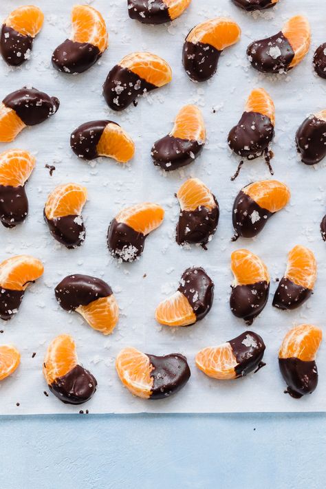 CHOCOLATE DIPPED CLEMENTINES. Chocolate Covered Orange, Frozen Chocolate Bananas, Snacks Chocolate, Healthy Halloween Treats, Pan Kitchen, Frozen Chocolate, Healthy Halloween, Salted Chocolate, School Snacks