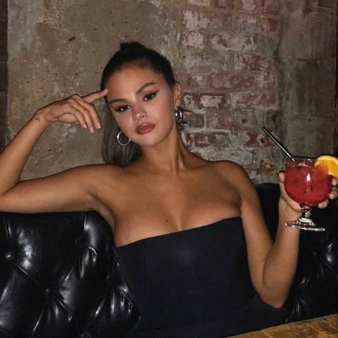 Bar Pics, Hollywood Celebrity, Pic Pose, Best Photo Poses, Instagram Pose, Instagram Photo Inspiration, Girls World, Ideas For Instagram Photos, Fashion Night