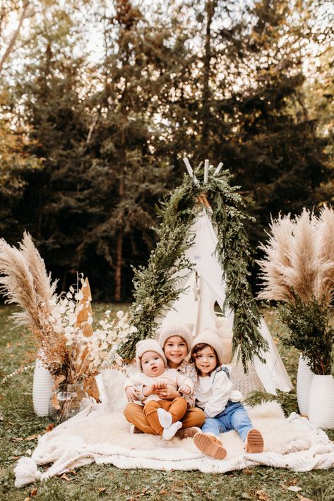 50 Festive Christmas Photo Ideas To Try | Click Love Grow Christmas Outdoor Backdrop Ideas, Tepee Christmas Photoshoot, Mini Christmas Photo Session Ideas Outdoors, Fun Christmas Mini Session Ideas, Fall Decor For Photo Shoot, Xmas Mini Session Ideas Outdoors, Christmas Picture Backdrop Ideas Outside, Christmas Minis Outdoor Setup, Mini Christmas Sessions Outdoor