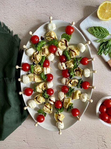 Cold Summer Appetizers, Caprese Tortellini, Easy Tortellini, Tortellini Skewers, Caprese Bites, Baked Appetizers, Goat Cheese Crostini, Best Party Appetizers, Skewer Appetizers