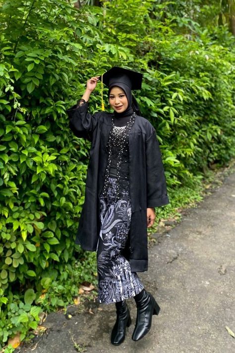 Kebaya Wisuda Hijab, Black Graduation Dress, Kebaya Bridesmaid, Kebaya Wedding, Tutorial Hijab Pashmina, Grad Outfits, Official Dresses, Black Hijab, Batik Kebaya