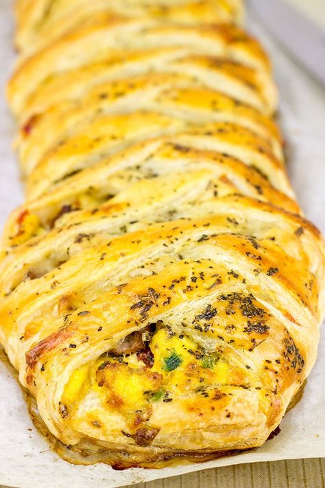 Sausage and Egg Breakfast Braid | Tasty idea for weekend brunch! Breakfast Braid, Sausage And Egg Breakfast, Egg Sausage, What's For Breakfast, Sausage And Egg, Weekend Breakfast, Cooked Breakfast, Party Recipes, How To Cook Sausage