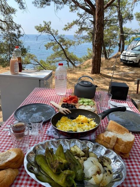 Top 15 Easy Camping Meals for the Family: Quick, Delicious Recipes for Outdoor Adventures Simple Camping Meals, Camping Dinner Ideas, Camping Lunch Ideas, Easy Camping Food Ideas, Easy Camping Food, Lunch Ideas Easy, Campfire Snacks, Camping Lunch, A Soft Life