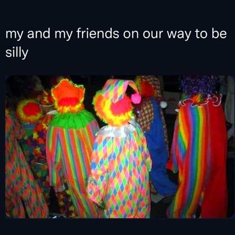 Clown College Camaraderie Time ? 🤡 🤡 🤝 Silly Clown, Clown College, Clown Nose, Rawr Xd, Clowning Around, Jojo Bizarre, Best Memes, Mood Pics, Really Funny