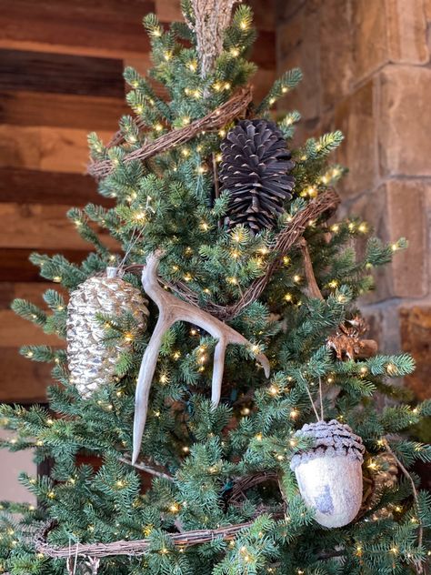 Christmas Tree With Antlers, Deer Antler Christmas Tree, Horn Decorations, Alpine Christmas Tree, Antler Christmas Tree, Antler Tree, Colorado Mountain Homes, Grapevine Garland, Horns Decor