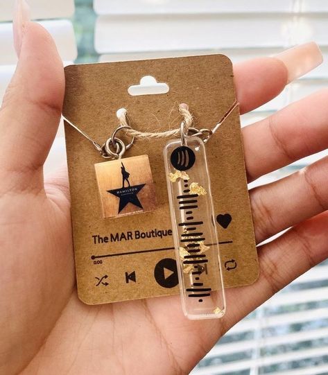 Spotify Code Keychain, Keychain Gifts, Spotify Code, Cadeau Photo, Diy Resin Art, Gifts Birthday, Custom Keychain, Diy Birthday Gifts, Keychain Gift