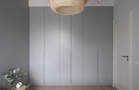 My latest interior project | Modern + vintage Single Spare Room Ideas, Grey Closet Doors, Grey Built Ins, Fitted Wardrobe Design, Grey Closet, Cabinet Hardware Modern, Gray Closet, Wardrobe Door Handles, Grey Doors