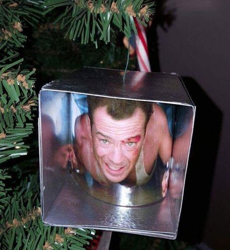 Die Hard Ornament, Die Hard Christmas, Great Christmas Movies, Geek Christmas, Jul Diy, Best Christmas Movies, Funniest Memes, Bruce Willis, Christmas Vacation