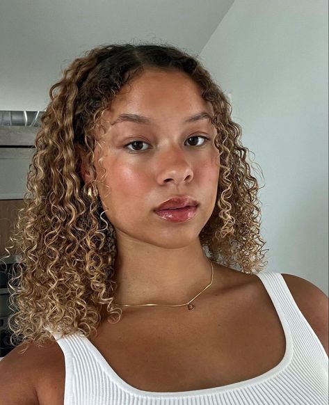 Mixed Race Blonde Hair, Hair Bleaching Tips At Home, Blonde Mixed Girl, Blonde 3c Hair, Honey Blonde Hair Curly, Honey Brown Curly Hair, Honey Blonde Hair With Highlights, Blonde Curly Hair Black Women, Light Brown Curls