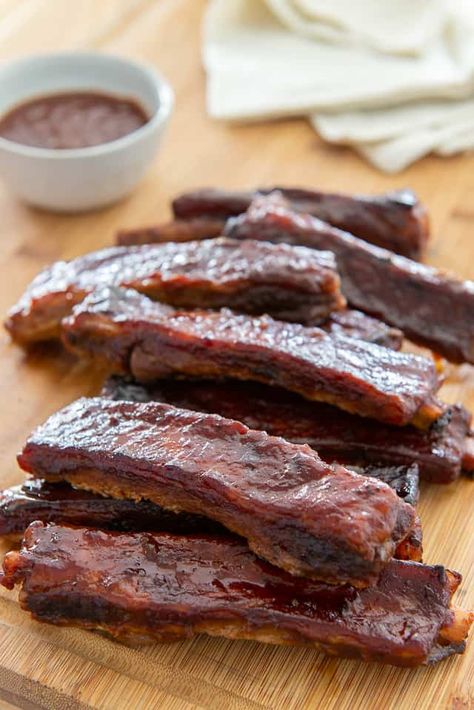 BBQ Pork Spare Ribs made in the Oven! #spareribs #pork #ribs #oven #easy #recipe Spare Ribs In The Oven, Bbq Pork Spare Ribs, Pork Short Ribs, Oven Pork Ribs, Pork Spare Ribs Recipe, Ribs Recipe Oven, Pork Spareribs, Ribs In The Oven, Vegan Ribs