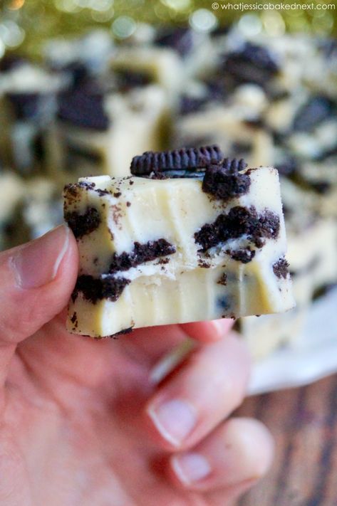 White Chocolate Oreo Fudge, 3 Ingredient Oreo Fudge, White Chocolate Desserts Easy, Oreo Fudge Recipe, 3 Ingredient Fudge, Oreo White Chocolate, Fudge Oreo, Easter Bakes, White Chocolate Fudge Recipes