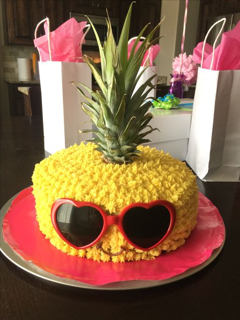 Sunglasses Cake Ideas, Pineapple Shaped Cake, Pineapple Smash Cake, Pineapple Cake Decoration, Pineapple Birthday Party, Hawaiian Desserts, Hawaiian Cake, Pineapple Birthday, Decorações Com Comidas