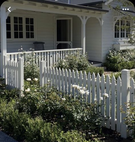 White Colonial House Exterior, White Picket Fence House, White Picket Fence Ideas, Picket Fence Ideas, Wood Picket Fence, White Colonial, Fence Designs, Front Garden Design, Front Yard Fence