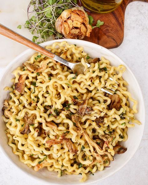 Fusilli Pasta Recipes, Sauted Potatoes, Fusilli Pasta, Garlic Head, Baked Chips, Pasta Noodles, Roasted Garlic, Healthy Snacks Recipes, Light Recipes