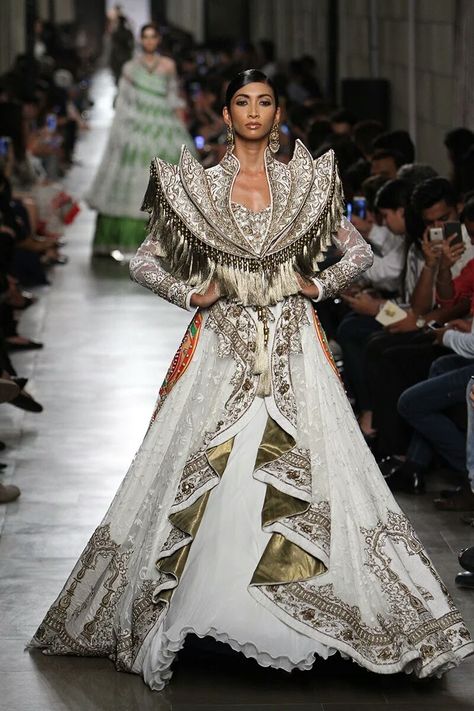 Indian Fashion Runway, India Fashion Week Indian Couture, Indian Runway Fashion, Indian Fashion Week, Indian Runway, Jeans For Tall Women, India Fashion Week, Fashion Sketches Dresses, Vogue India