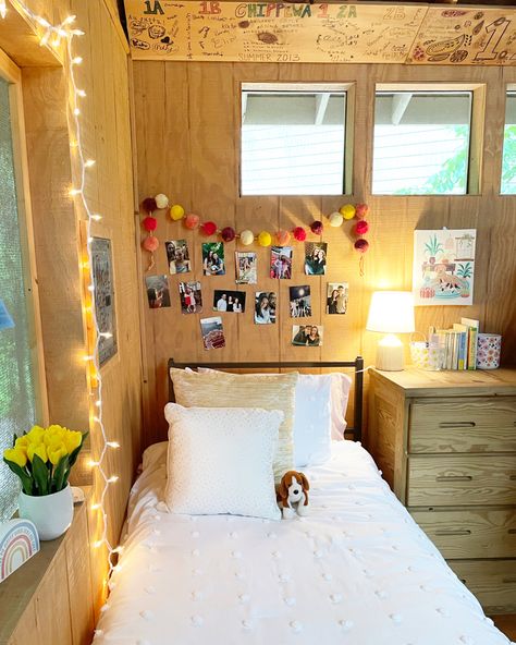 Camp Room Ideas, Camp Cabin Ideas, Summer Camp Dorm, Summer Camp Aesthetic Cabin Interior, Summer Camp Cabin Decor, Summer Camp Room Decor, Camp Bunk Decor, Summer Camp Bedroom, Camp Room