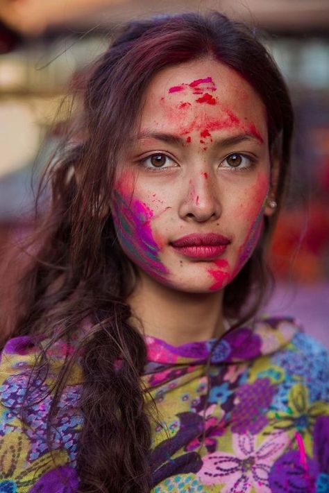 Portret Feminin, Female Face Drawing, Holi Festival, Face Photography, Portrait Sketches, Female Photographers, People Of The World, World Cultures, Street Style Inspiration