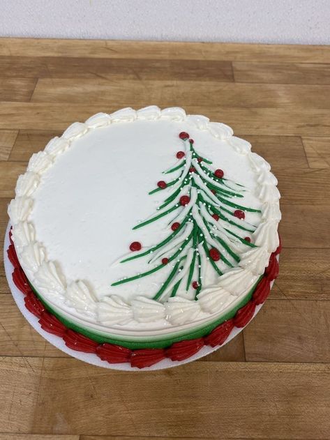 Christmas Cake Decorating Ideas Simple, Small Christmas Cakes Decoration, Easy Christmas Cake Decorating Ideas Fondant, Winter Cake Decor, Easy Cake Decorating Christmas, Simple Winter Cake Designs, Christmas Cake Designs Easy, White Christmas Cake Ideas, Winter Cake Ideas Simple