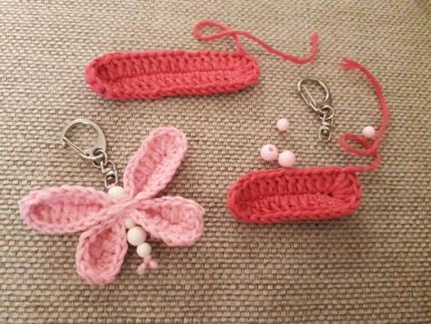 10 Min Crochet Projects, Key Chains Crochet, Crochet Keyrings, Small Crochet Gifts, Crochet Diy Tutorial, Crochet Keychains, Crochet Tutorial Pattern, Mode Crochet, Crochet Keychain Pattern