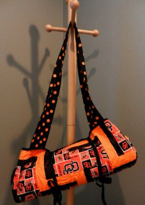 Transform stadium quilt into hands-free bundle · Quilting | CraftGossip.com Quilt Hangers, Stadium Blanket, Sewing Seams, Picnic Quilt, Unique Quilts, Stadium Blankets, Cat Patch, Blanket Diy, Block Patterns