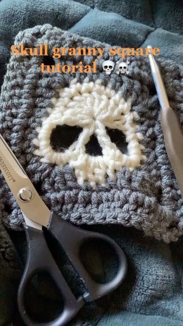 Skull Granny Square, Granny Square Häkelanleitung, Beginner Crochet Tutorial, Seni Dan Kraf, Mode Crochet, Crochet Design Pattern, Beginner Crochet Projects, Pola Sulam, Crochet Stitches For Beginners