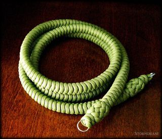 Picture of How to Tie a Two-strand Wall Knot Sinnet Paracord Lanyard Paracord Camera Strap, Lanyard Tutorial, Paracord Strap, Paracord Projects Diy, Paracord Bracelet Tutorial, Diy Lanyard, Paracord Braids, Snake Knot, Paracord Lanyard