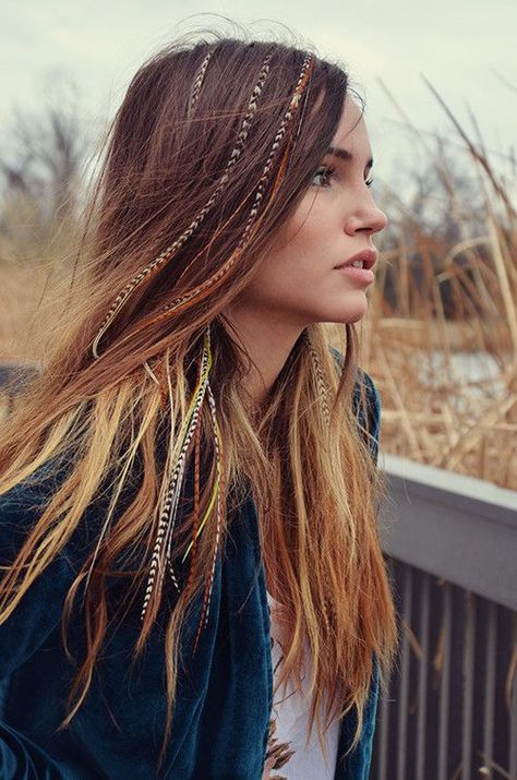 27 Easy Festival Hairstyle Ideas from Pinterest - theFashionSpot Surf Hair, Black Ginger, Feather Extensions, Feather Hair Extensions, Hippie Hair, Judi Dench, Feather Hair, Trending Hairstyles, Feathered Hairstyles