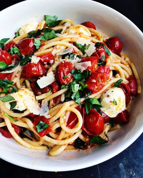 Fresh basil, tomatoes, and mozzarella pasta Pork Banh Mi Sandwich, Fresh Mozzarella Recipe, Pork Banh Mi, Fresh Basil Recipes, Tomato Mozzarella Basil, Fresh Tomato Pasta, Hemnes Dresser, Mozzarella Pasta, Tomato Basil Pasta