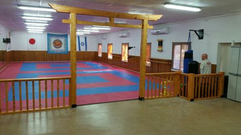 Sho Ryu Kan dojo design Martial Arts Dojo Design, Karate Dojo Design, Dojo Aesthetic, Dojang Design, Martial Arts Room, Dojo Decor, Dojo Design, Japanese Karate, Dojo Ideas