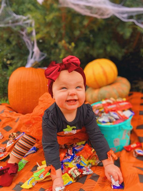 halloween baby photoshoot DIY with candy and pumpkins Toddler Halloween Photoshoot Ideas, Diy Halloween Baby Photoshoot, Toddler Halloween Photoshoot, October Baby Photoshoot, Lavender Classroom, Halloween Photoshoot Baby, Baby Halloween Photoshoot, Halloween Baby Photoshoot, Halloween Baby Pictures