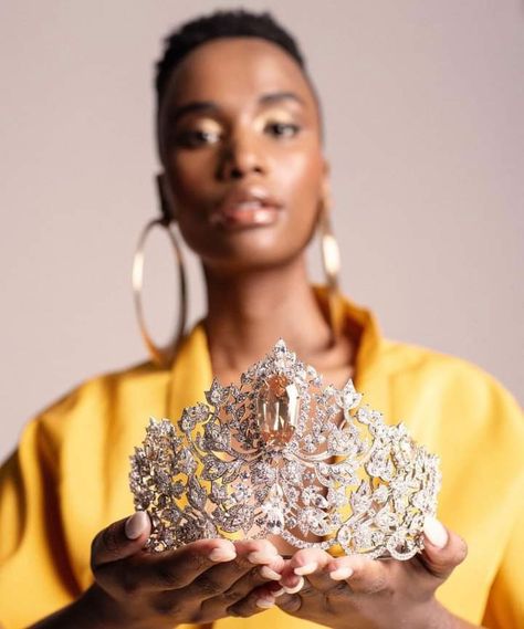 Holding A Crown Pose, Conference Photoshoot, Crown Affair, Spring 23, Beauty Queen, Manifestation Affirmations, Crown Royal, Beauty Pageant, Reference Photos