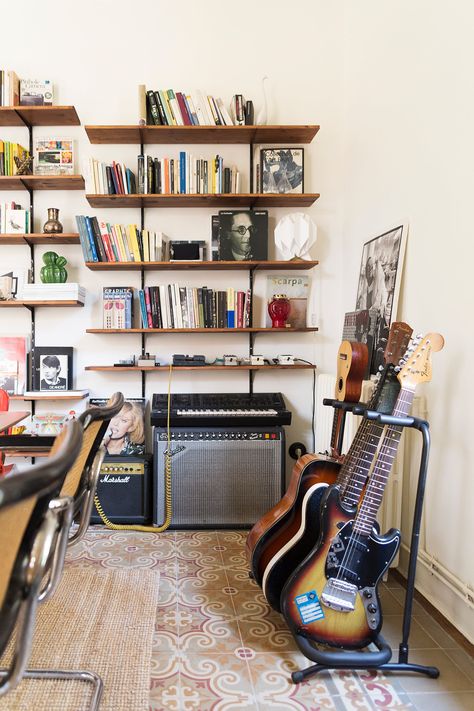 Living Room With Music Area, Instrument Room Ideas, Musician Loft Apartment, Music Room Office Ideas, Keyboard Living Room Decor, Music Reading Room, Home Listening Room, Living Room With Instruments, Guitars In Living Room