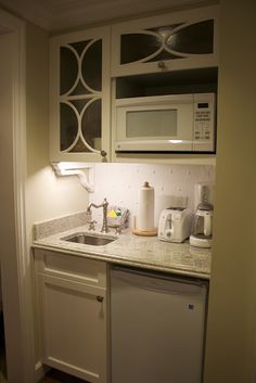 Creative Kitchen Ideas, Apartemen Studio, Basement Kitchenette, Basement Kitchen, Basement Apartment, Small Space Kitchen, Unfinished Basement, Basement Remodel, Mini Kitchen