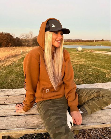 Womens Fishing Outfit, Country Bonfire Outfit, Rainy Western Outfit, Fall Fishing Outfit, Womans Hunting Outfit, Cute Hunting Outfits, Women Hunting Aesthetic, Winter Farm Outfit, Farm Wife Aesthetic