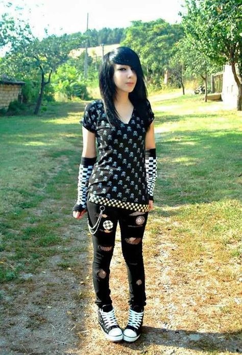 Emo Outfits 2000s, What Is Emo, Emo Girl 2000s, Emo Night, Emo Party, Fete Emo, Emo Scene Outfits, Emo Outfit Ideas, Emo Outfit