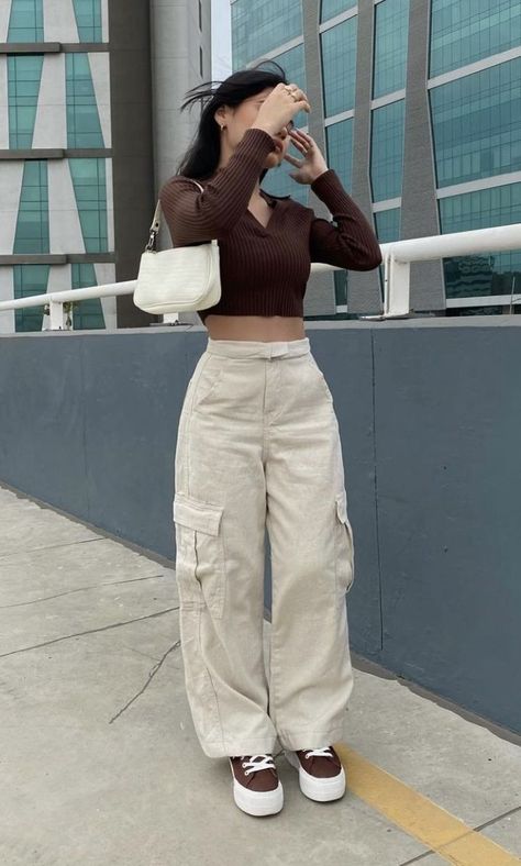 Cargo Pants With Cute Top, Pants Poses Ideas, Tops For Cargo Pants Women, Cargos Outfits Aesthetic, Cargo Outfits Aesthetic, Pantalon Cargo Outfits Mujer, Cargo Outfit Aesthetic, Brown Top Aesthetic, Brown Top Outfit Ideas