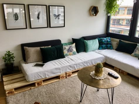 Palette Sofa Diy, Pallet Couch Living Room, Pallet Furniture Indoor Living Rooms, Diy Pallet Sofa Indoor, Palette Sofa Indoor, Pallet Sofa Indoor Living Rooms, Pallet Sofa Indoor, Pallet Couch Diy Indoor, Palette Furniture