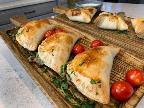 Mushroom Empanadas, Pie Pockets, Cheese Empanadas, Empanadas Dough, Venezuelan Food, Empanadas Recipe, Meat Pie, Vegetarian Meals, Fresh Chives