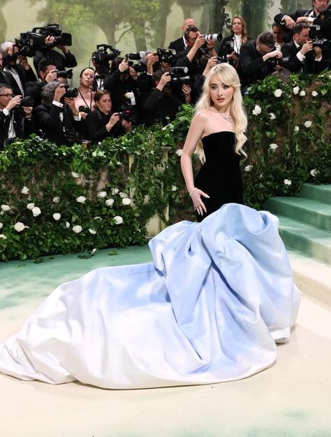 Sabrina Carpenter Outfits, Met Gala Outfits, Met Gala Dresses, Givenchy Couture, Gala Fashion, Met Gala Red Carpet, Vogue Dress, Emma Chamberlain, Anna Wintour