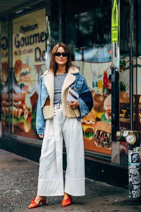 Warm up white jeans with a shearling jacket. Summer Fashion Week, Casual Chique Stijl, New York Street Style, Denim On Denim, Outfit Vintage, Orange Shoes, Looks Street Style, Mode Inspo, Looks Chic