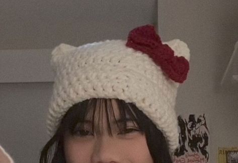 Sanrio Crochet Hat, Crochet Hello Kitty Hat, Hello Kitty Crochet Hat, Kitty Crochet Hat, Hello Kitty Hat, Her Drawing, Crochet Diy Tutorial, Hello Kitty Crochet, School Homework