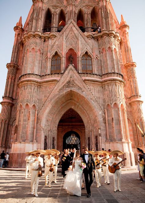 San Miguel de Allende Church...........Someday would love to renew my vow's there <3 Mariachi Wedding, Rancho Wedding, Spanish Themed Weddings, Charro Wedding, Mexican Inspired Wedding, Mexican Themed Weddings, Hacienda Wedding, Mexican Wedding Dress, Spanish Wedding