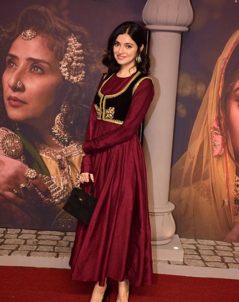 Best Dressed Celebrities at the Heeramandi Screening - Take a Look Now Heera Mandi Outfits, Heeramandi Dresses, Heeramandi Look, Heeramandi Outfits, Heeramandi Aesthetic, Asian Fits, Shaadi Outfits, Best Dressed Celebrities, Designer Party Wear Dresses