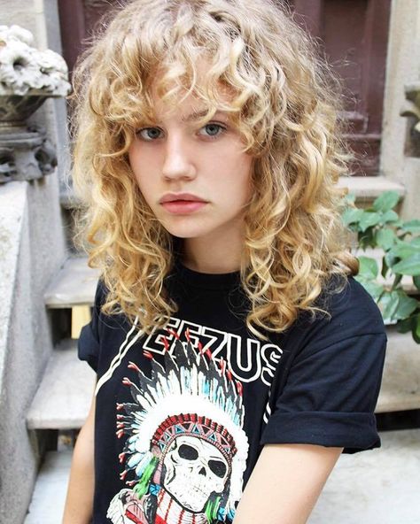 Curly Hair Fringe, Curly Shag Haircut, Natural Curly Hair Cuts, Curly Hair Photos, Medium Curly Hair Styles, Haircuts For Wavy Hair, Haircuts For Curly Hair, Curly Hair Inspiration, Curly Hair With Bangs