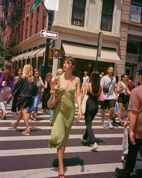 Jeanne Damas (@jeannedamas) • Fotos e vídeos do Instagram Slip Dress Aesthetic, Rouje Clothing, Slip Dress Street Style, 90s Street Style, 90s Slip Dress, Slip Dress Outfit, Summer Slip Dress, Parisienne Style, Nyc Dresses